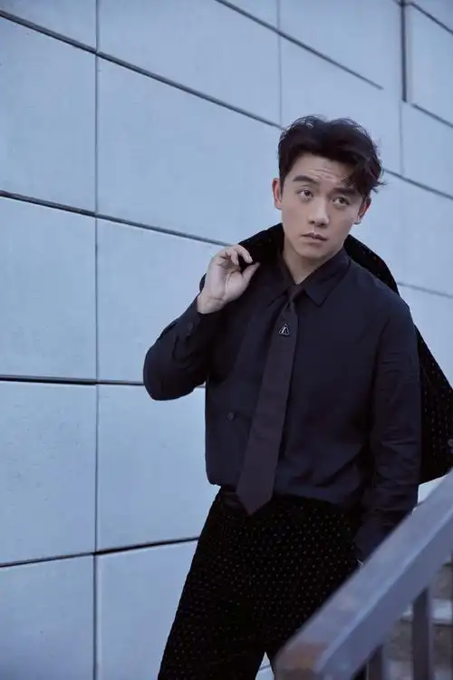 郑恺超话雨后倚栏相望,惬意尽收眼底,星光斑点点缀在身,是斯文儒雅的