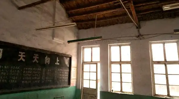 公益 正文 半年以前,这里的教室,还有墙壁都是破旧不堪的,房梁甚至是