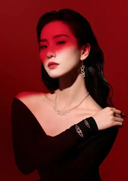 刘诗诗造型大片黑色一字肩长裙红色光影,肩颈和锁骨线条太美啦_高清