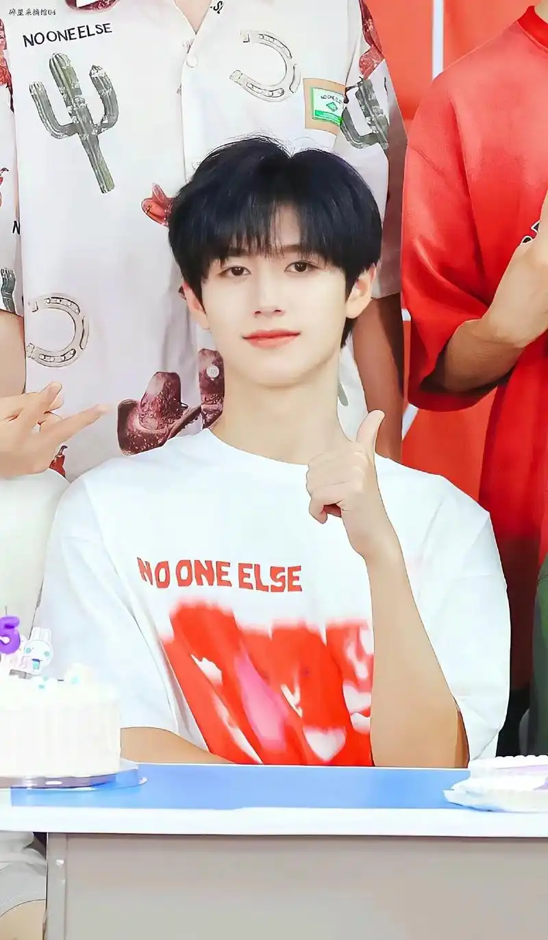 "少年的脸上总是洋溢着笑容"#治愈系笑容 #朱志鑫 #少年 - 抖音