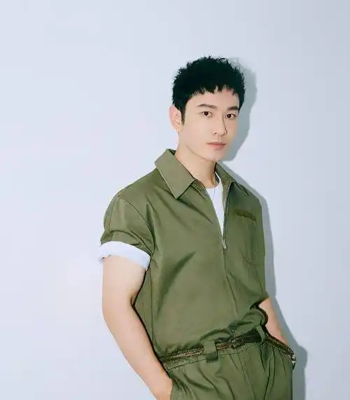 被43岁的黄晓明生图帅到,留络腮胡男人味足,不油腻反而很帅_气质_风格