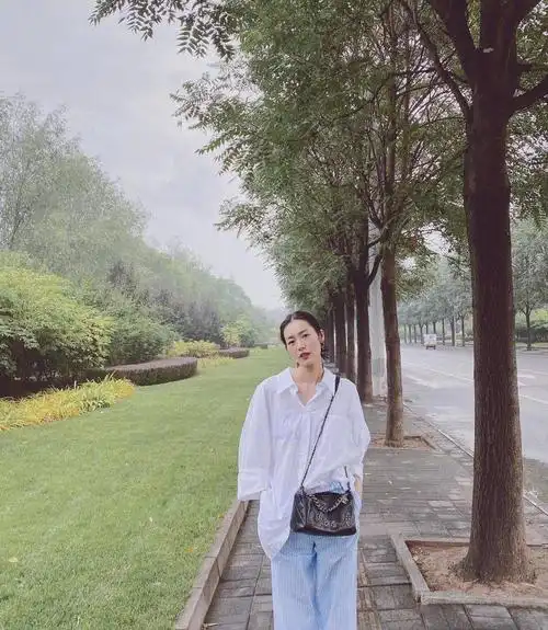 刘雯果然厉害穿一套黑色西服搭高腰西裤格外飒爽又洒脱