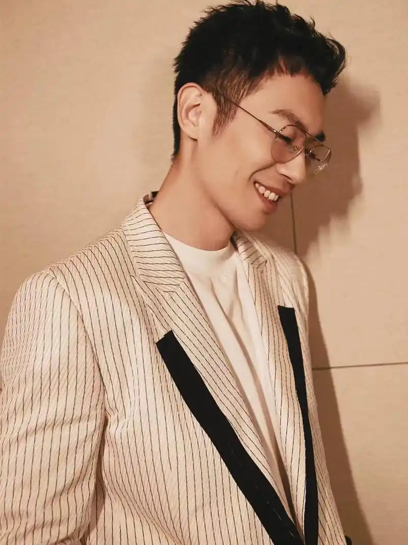 34岁朱亚文,穿西装戴眼镜,文质彬彬成行走的荷尔蒙!