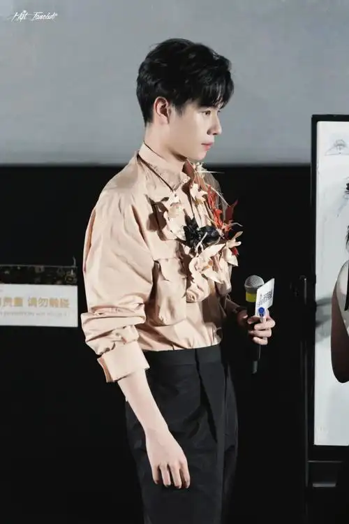 顾晏惜#    #惜花芷直播#现场美照来袭  今日份顾晏惜@胡一天啊帅出新