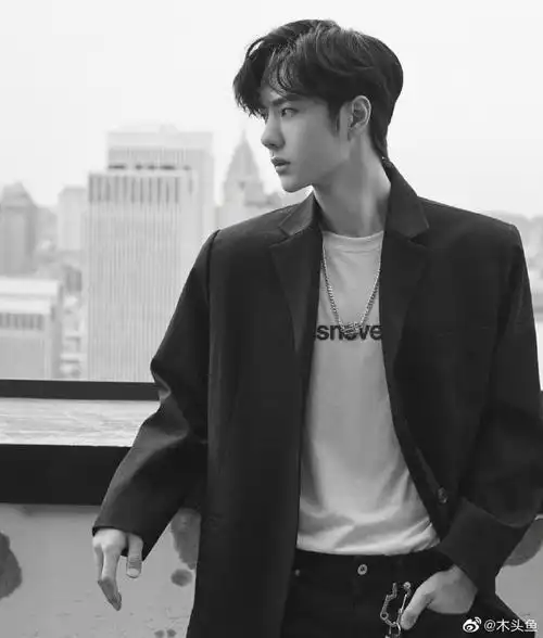 王一博香奈儿看秀造型