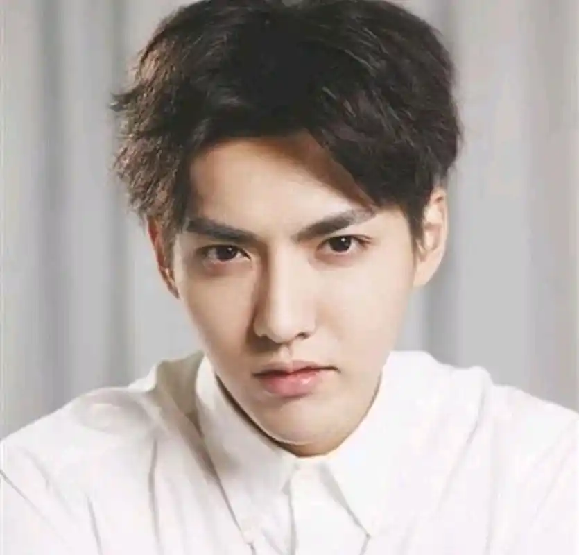 林西娅捆绑吴亦凡炒作?颖儿减肥只吃一粒老干妈?胡一天拍电影?