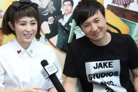 马丽携小11岁老公现身澳门一路挽手说笑好甜蜜男方幸福肥