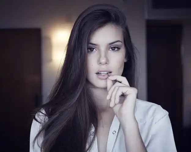 camila queiroz wallpaper