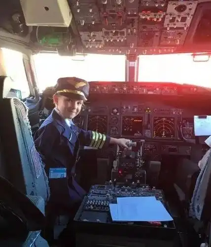 太想爸爸了! 6岁小萝莉决定穿上机长制服开着飞机去看他