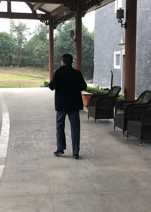 冒着没饭吃的危险,偷拍一张东道主的背影:他朴实,他热情,他好客,他