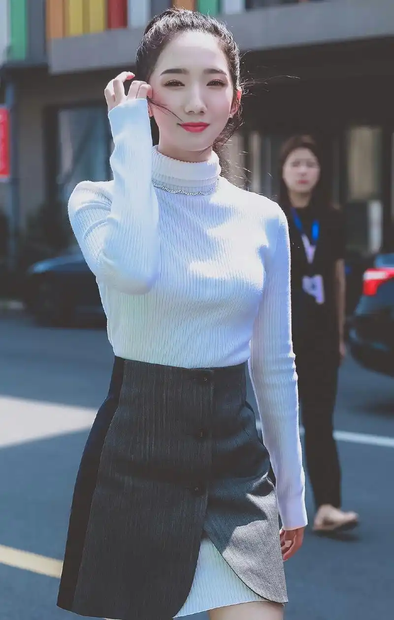 孟美岐妆容时尚,身材一般,穿搭却十分有看点