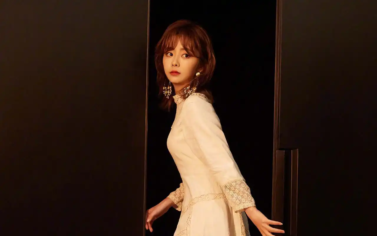 谭松韵时髦优雅高清桌面壁纸