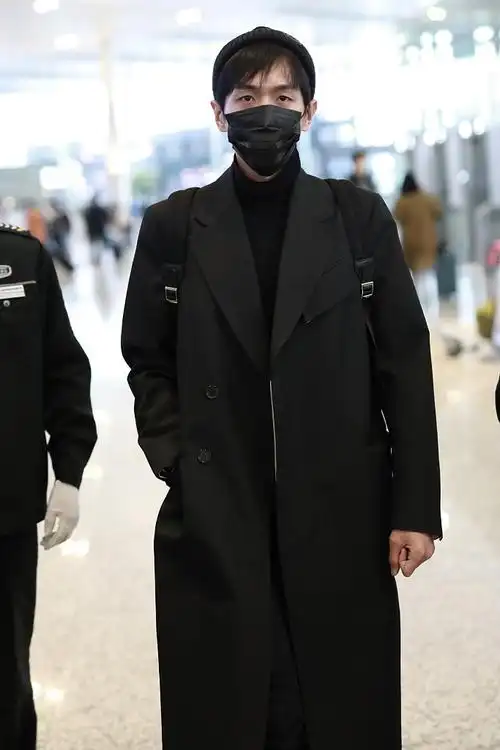 张若昀黑色大衣利落帅气机场照图片