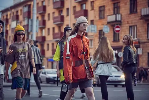 白俄罗斯80年代地铁碰到新时代潮流服饰会有怎样的化学反应