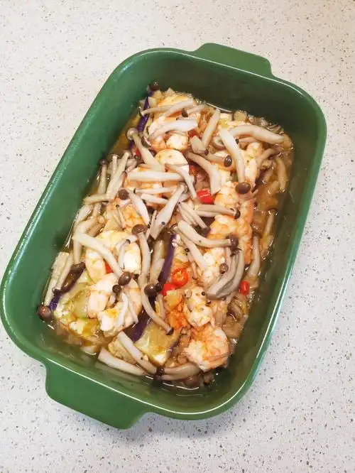 97食材茄子200克虾仁150克菌菇50克辣椒,蒜,生抽,料酒若干02制作1