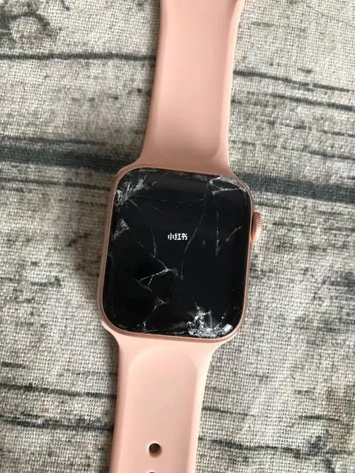 破大防了还有谁比我更倒霉吗收衣服的时候被衣服勾到扣子手表就直接掉