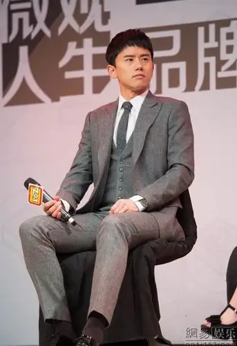 张杰出席活动展踢腿功夫被粉丝喊小哥哥