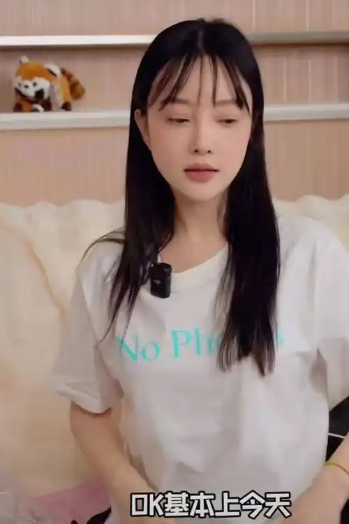 42岁李小璐近照曝光,鼻子怪眼睛一大一小,脸上全是科技与狠活_痕迹_美