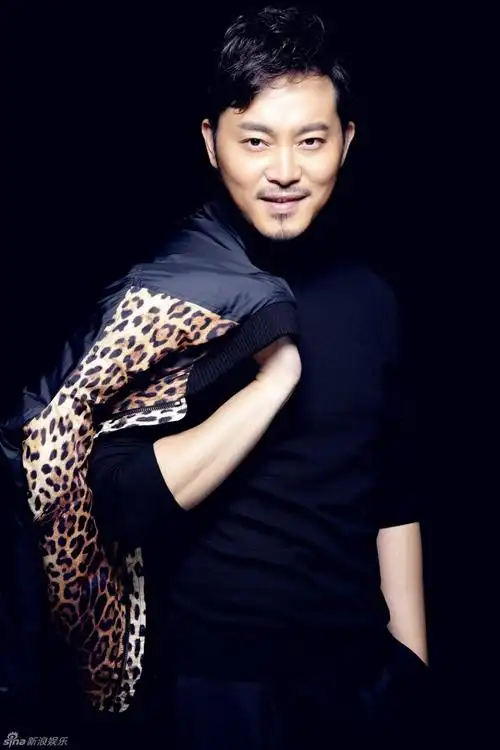 组图沙溢冬季写真豹纹外套展现成熟型男魅力