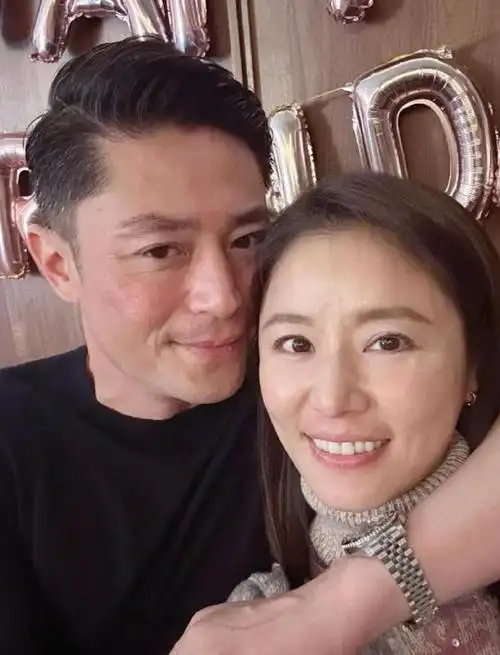 林心如霍建华庆生秀幸福:素颜毛衣减龄48岁笑颜!