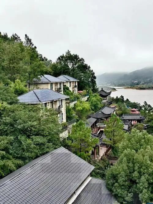 茗阳汤泉位于河南,湖北及安徽三省交界处的商城县汤泉池.早在7 - 抖音