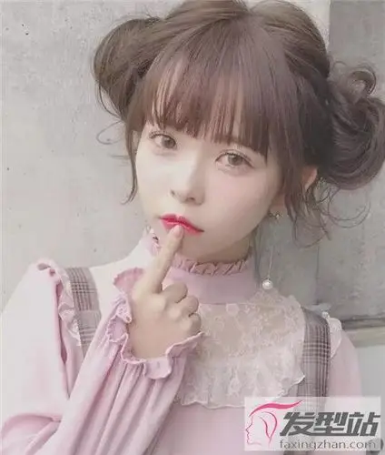 最具少女感扎发发型 萝莉双丸子头发型太萌了