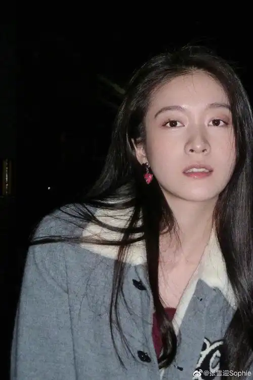 张雪迎晒素颜照肤白貌美,身材窈窕惹人羡,笑容甜美似初恋|童星|白皙