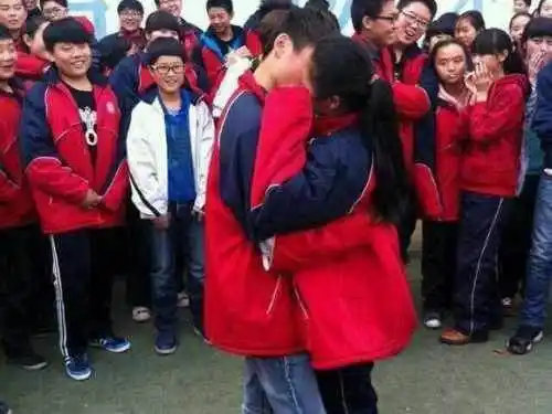 小学生"花式"接吻,网友:为爱情"折腰",厉害了