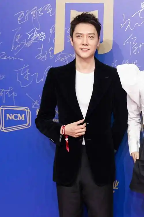 穿短袖跟冯绍峰参加饭局,剪寸头变小型男_造型_休闲_效果