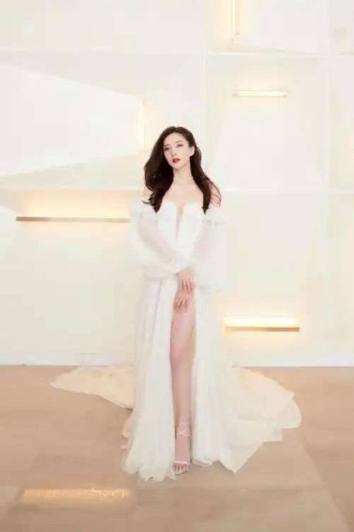 天然氧气美女江疏影又美出新高度,穿吊带连衣裙,身材饱满又迷人_腾讯