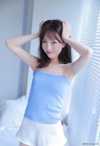 美女写真:照片中美女身穿蓝色吊带,丰满身材诱人