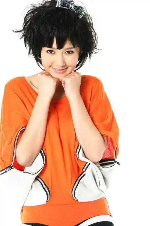 资料图片谭维维桔色休闲衫俏皮可爱4