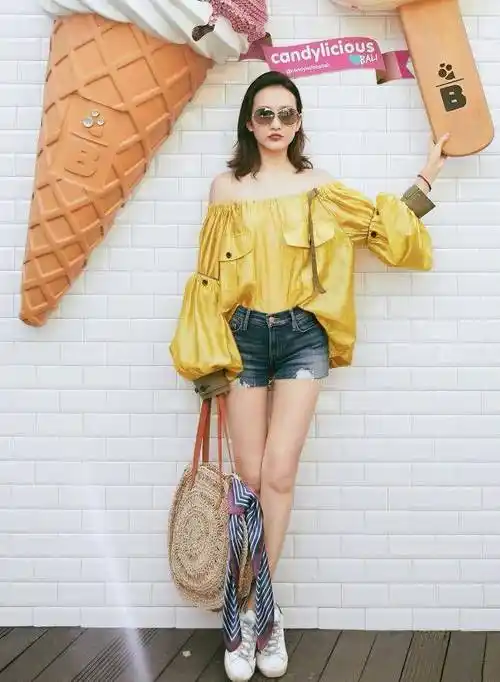 王鸥笑出满脸褶子,五官扭曲,网友:没p图的腿有点粗