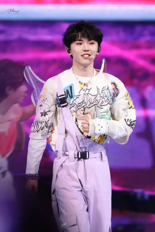 马嘉祺白发挑染##马嘉祺叁重楼暨出道四周年演唱会