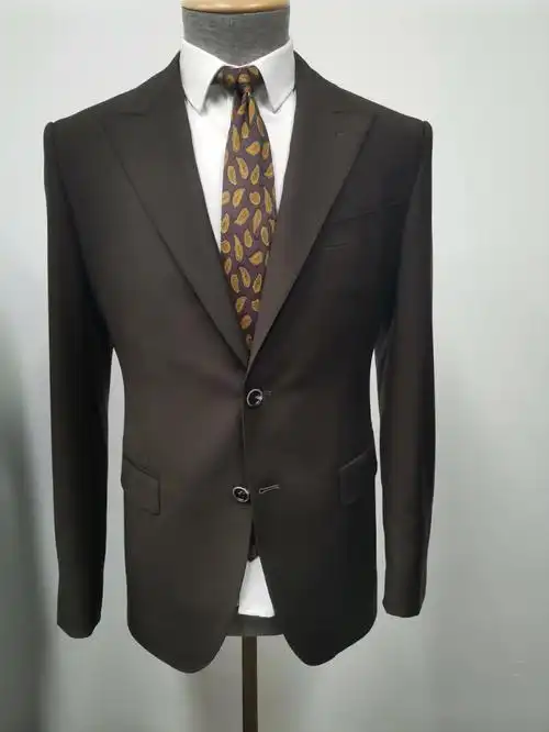 男士在正式场合永远要穿的西装即使在盛夏