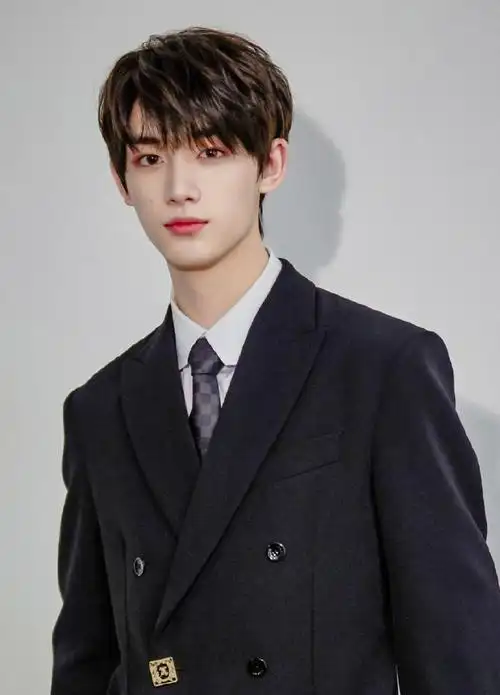 丁程鑫2020"年度潜力演员""年度综艺热度人物"恭喜新人演员小丁,用