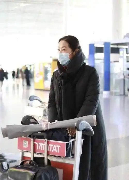 浪费太多搭配上的心思就可以穿的大方得体,倪萍身上的棉大衣和脚上的