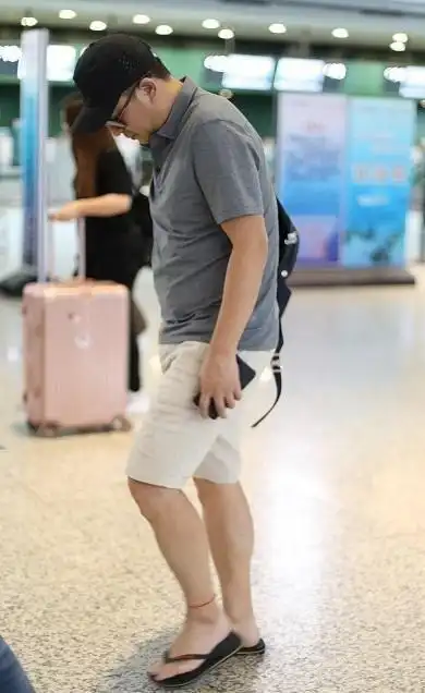 张嘉译现身机场被拍,腰更加的直不起来了,网友:看了好心疼