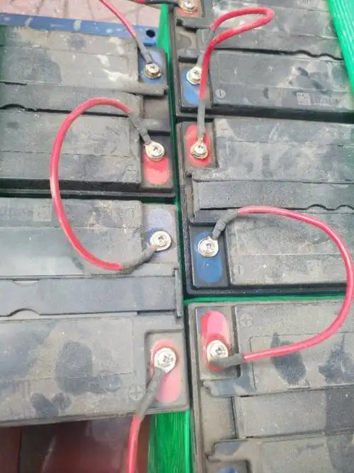 电动三轮车新买十来天了 超威45a电池 发现正负极潮湿 像漏液一样