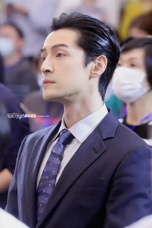 胡歌罕见公开亮相,梳背头穿西装气质端正,眼角皱纹沧桑沉稳