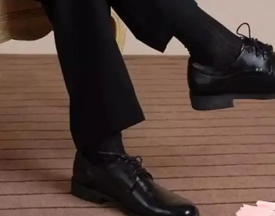 1,西装搭配皮鞋出席重要场合,男士最好着正装,鞋子也选择正装皮鞋