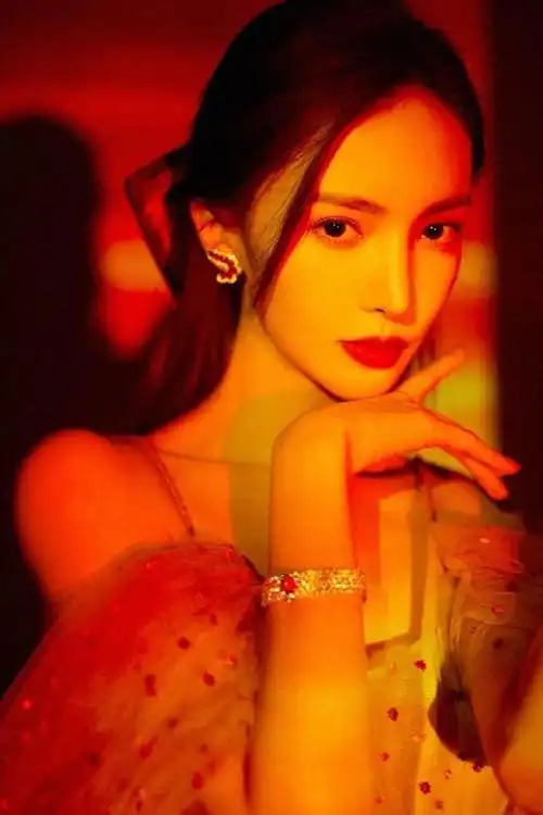 张萌看中金晨签约.可以说金晨凭浪姐走上星光大道.