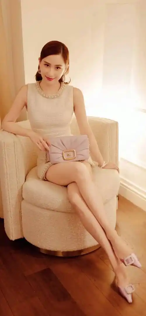 何超莲粉色甜美风暴!连衣短裙造型惊艳全场,时尚圈掀起热潮!