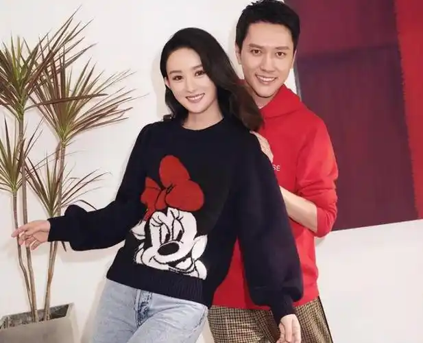 赵丽颖冯绍峰带儿子在外吃饭,随行的还有两人的助理