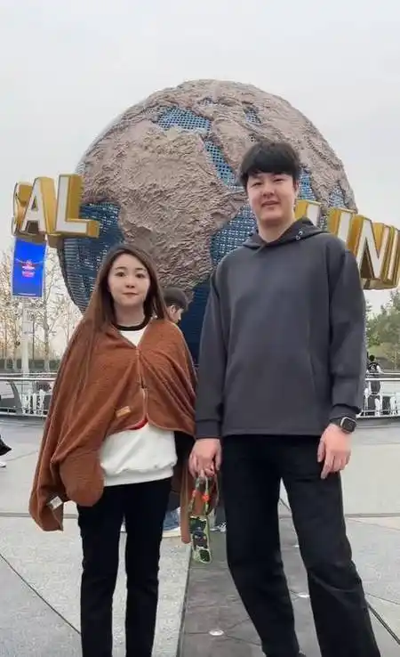 刘纯燕:有个好姑爷,王逸宸去环球影城玩女婿"全程用轮椅推着"_北京