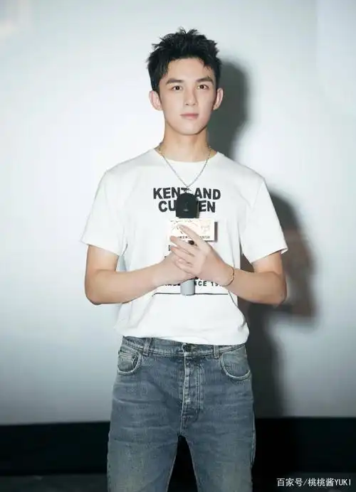 真正见过大场面的男人,穿裤子很少配polo衫,看胡歌就知道了