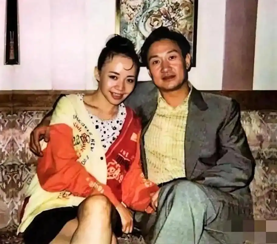 1997年,宋丹丹与现任丈夫赵玉吉的一张合影中,这对夫妻看起来是多么地