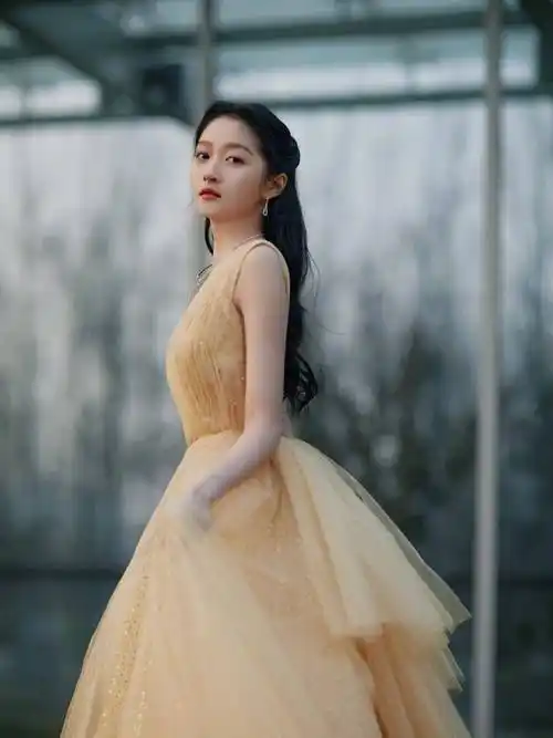 精细的小道具的使用,让关晓彤的礼服看起来更加闪亮了,也