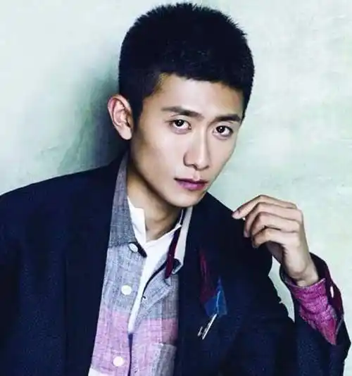 张一山自出道就一直是备受关注,童星时期也是非常让人喜欢.