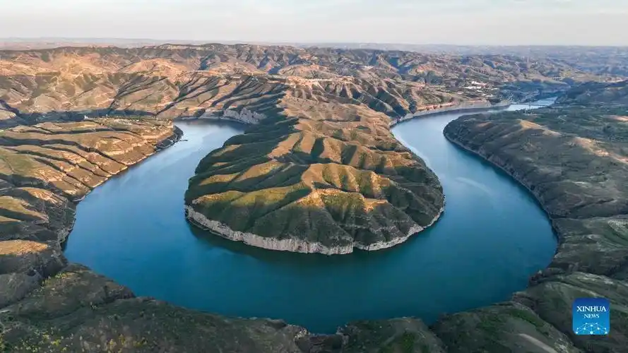 这是6月20日在内蒙古鄂尔多斯市准格尔旗拍摄的黄河大峡谷(无人机全景